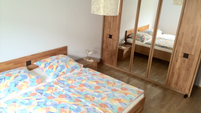 Das geräumige Schlafzimmer